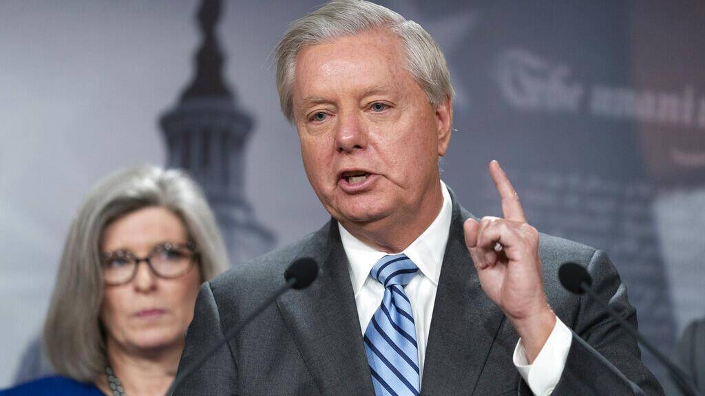 推荐一款“特朗普提名托德·布兰奇出任美司法部长”开挂通用版（必备神器）-第1张图片